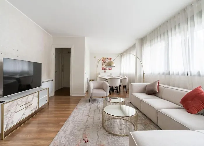 A Refined 2-Bedroom Close Avenue Foch