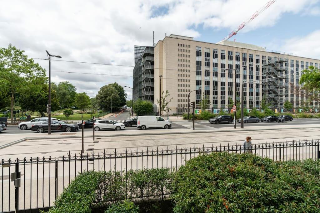 A Refined 2-bedroom Close Avenue Foch