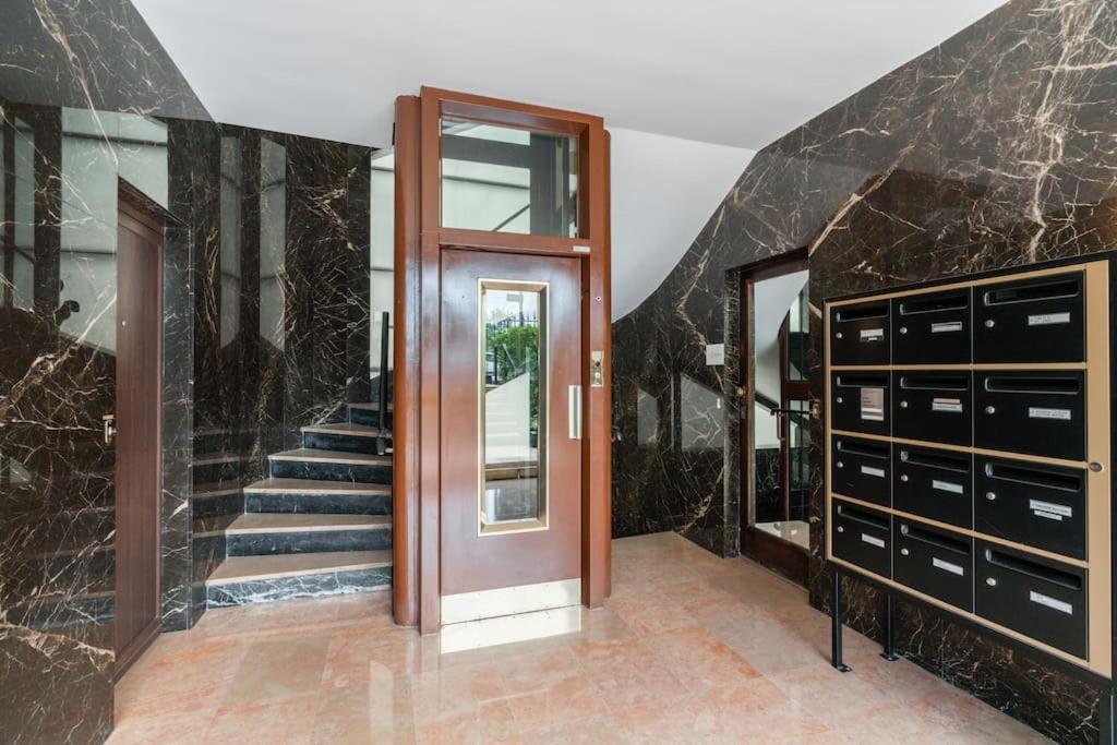 A Refined 2-bedroom Close Avenue Foch Appartement